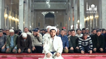 Намаз в Центральной мечети г Алматы