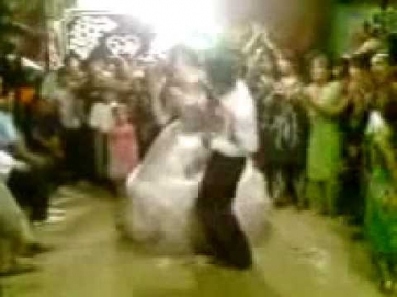 узбекская невеста танцует офигенная :)) the uzbek bride dances the cool