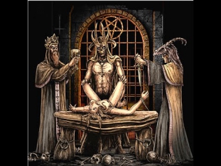 Ритуал совокупления Демона с нагой девой, лежащей с чувственно раздвинутыми ногами на алтаре Сатаны